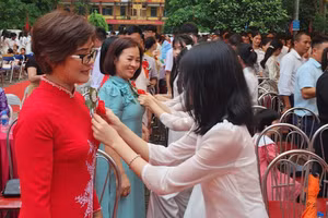 Học sinh lớp 12 Trường THPT Tam Dương cài hoa tri ân cha, mẹ tại lễ bế giảng