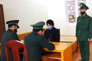 Đồn Biên phòng Bạch Đích lấy lời khai đối tượng Mua Mí Tủa. Ảnh: Bộ đội biên phòng Hà Giang