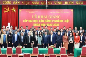 Các đại biểu chụp ảnh lưu niệm với học viên tại lễ khai giảng