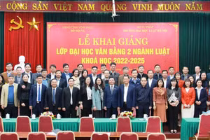 Các đại biểu chụp ảnh lưu niệm với học viên tại lễ khai giảng