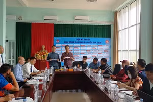 Ban tổ chức tiến hành bốc thăm các cặp đấu.