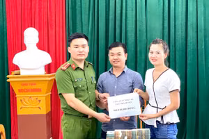 Tại trụ sở Công an xã Thiện Kế, chị Nguyệt trả lại toàn bộ số tiền do người lạ chuyển nhầm Ảnh: Công an Tuyên Quang