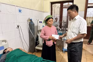 Lãnh đạo UBND huyện Mèo Vạc đến thăm hỏi và trao tiền hỗ trợ cho gia đình. Ảnh: Minh Chuyên