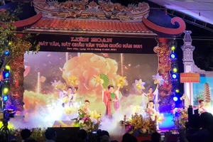 Liên hoan mở màn bằng tiết mục đặc sắc do các nghệ sĩ đến từ Đoàn nghệ thuật tỉnh Vĩnh Phúc biểu diễn.