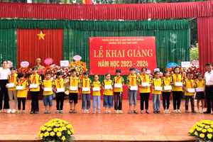 Khen thưởng học sinh nhân dịp khai giảng năm học mới