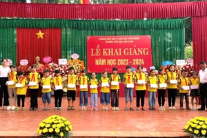 Khen thưởng học sinh nhân dịp khai giảng năm học mới