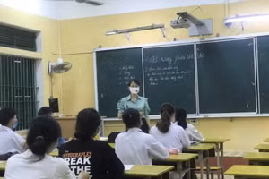 Thạc sĩ Nguyễn Thị Phụng và học sinh Trường THPT Tam Dương trong giờ ôn tập Ngữ văn