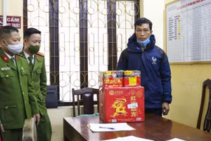 Đối tượng Tiến cùng tang vật. Ảnh: Đức Long