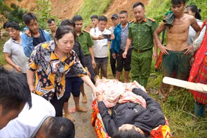 Lãnh đạo huyện Mèo Vạc động viên a Vừ. Ảnh: Hà Linh