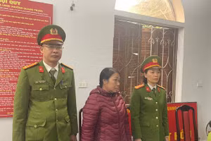 Công an Hà Giang thi hành lệnh bắt đối với Nguyễn Thị Hoà. Ảnh: Hà Toản