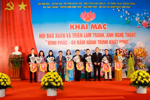 Lãnh đạo Sở Thông tin&Truyền thông và Chủ tịch Hội Nhà báo tỉnh Vĩnh Phúc trao cờ lưu niệm tặng các đơn vị tham dự khai mạc Hội báo Xuân.