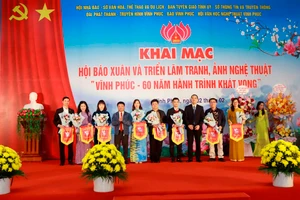 Lãnh đạo Sở Thông tin&Truyền thông và Chủ tịch Hội Nhà báo tỉnh Vĩnh Phúc trao cờ lưu niệm tặng các đơn vị tham dự khai mạc Hội báo Xuân.