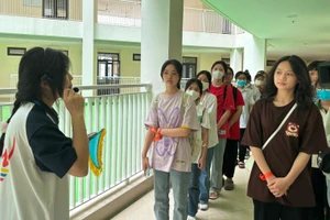 Hơn 200 học sinh trải nghiệm Một ngày là học sinh Chuyên Hùng Vương