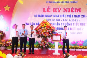 Ông Nguyễn Hữu Nhu - Phó chủ tịch UBND TP Việt Trì (thứ nhất bên phải) tặng hoa chúc mừng và trao Bằng công nhận Trường Tiểu học Tiên Cát đạt Chuẩn Quốc gia mức độ 2 cho lãnh đạo phường Tiên Cát.