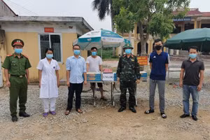 Công đoàn trường THPT Ngô Gia Tự thăm, tặng quà cán bộ, y bác sỹ đang làm nhiệm vụ tại khu cách ly tập trung.