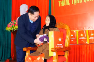 Trưởng Ban Tuyên giáo Trung ương Nguyễn Trọng Nghĩa tặng quà Mẹ Việt Nam anh hùng Nguyễn Thị Lác.