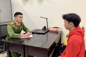 Đối tượng Trần Văn Quang tại cơ quan công an. Ảnh: Công an huyện Tam Dương.