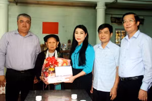 Bí thư Tỉnh ủy Vĩnh Phúc Hoàng Thị Thúy Lan thăm, tặng quà Tết bà Ôn Thị Hồ, vợ liệt sĩ Trần Văn Chuyền, thôn Lưu Quang. Ảnh tư liệu