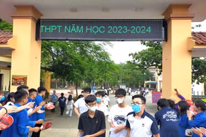 Thí sinh hồ hởi rời phòng thi