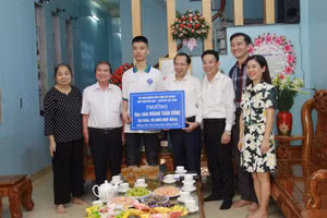 Lãnh đạo tỉnh Hà Giang trao quà, động viên học sinh Hoàng Tuấn Dũng. Ảnh: Biện Luân.