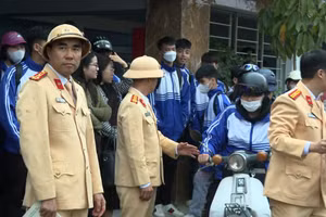 Lực lượng chức năng kiểm tra tại một trường học trên địa bàn TP Việt Trì. Ảnh: Công an Phú Thọ