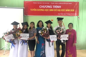 Đại diện Tổ chức PAMWF (Hàn Quốc) và Ban Điều hành Trung tâm Bảo trợ Sao Mai, Trung tâm Hy vọng Lập Thạch trao học bổng cho học sinh đỗ đại học năm 2020. Ảnh: Diệu Linh