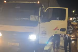 Lực lượng chức năng kiểm tra ô tô vận chuyển hơn 2 tấn thanh nhôm có dấu hiệu giả mạo nhãn hiệu