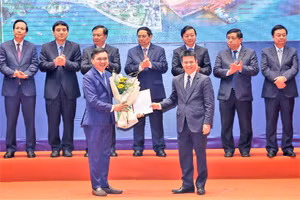 Phó Chủ tịch UBND tỉnh Vĩnh Phúc Vũ Chí Giang (bìa phải) trao GCN đầu tư cho Công ty TNHH Asahi Intecc Hà Nội