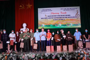 Đại tá Đinh Ngọc Khoa, Giám đốc Công an tỉnh Vĩnh Phúc trao quà cho các hộ dân có hoàn cảnh khó khăn tại xã Phú Xuân.