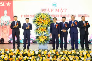 Lãnh đạo HĐND, UBND tỉnh Vĩnh Phúc tặng hoa chúc mừng huyện Tam Đảo.