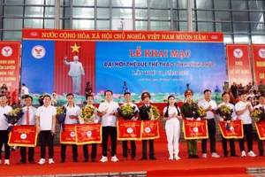 Lãnh đạo Tỉnh ủy Vĩnh Phúc tặng hoa, cờ lưu niệm cho các đoàn tham dự Đại hội.