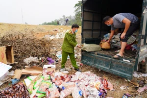 Cơ quan chức năng tiến hành tiêu hủy đối với số bia không rõ nguồn gốc. Ảnh: Công an tỉnh Hà Giang