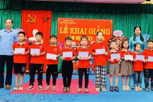 Khen thưởng học sinh có thành tích trong năm học