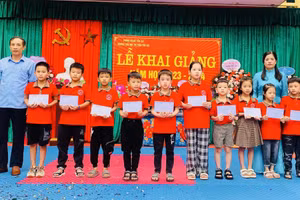 Khen thưởng học sinh có thành tích trong năm học