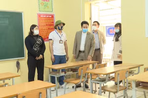 Đoàn công tác của Sở GD&ĐT Hà Giang cùng lãnh đạo huyện Vị Xuyên kiểm tra công tác phòng dịch Covid-19 tại trường PTDT Bán trú TH và THCS Lao Chải, xã Lao Chải