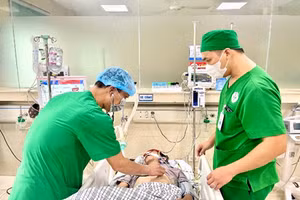 Các bác sỹ thăm khám cho người bệnh sau 1 giờ tích cực cấp cứu. (Ảnh: Sở Y tế Phú Thọ)