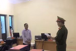 Công an huyện Xín Mần đọc lệnh bắt tạm giam đối với Ly Văn Phúc. Ảnh: Công an huyện Xín Mần. 