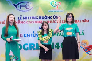 Mai Anh (đứng giữ) là nhân vật chính trong phim tài liệu Chiếc lá hy vọng