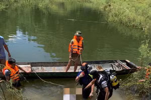 Lực lượng cứu hộ tìm kiếm đưa thi thể nạn nhân lên bờ. Ảnh: Công an tỉnh Tuyên Quang.