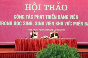 Hội Thảo được chủ trì bởi ông Nguyễn Quang Dương, Phó Trưởng Ban Tổ chức Trung ương và bà Hoàng Thị Thúy Lan, Bí thư Tỉnh ủy Vĩnh Phúc. Ảnh: Trà Hương