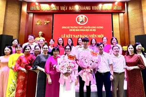 Chi bộ Ban Khoa học Xã hội thuộc Đảng bộ Trường THPT Chuyên Hùng Vương tổ chức lễ Kết nạp đảng viên.