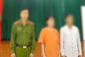 Công an huyện Than Uyên đưa N. về bàn giao cho gia đình.