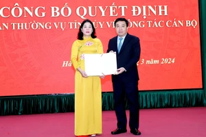 Quyền Bí thư Tỉnh ủy Hà Giang - Nguyễn Mạnh Dũng trao quyết định của Ban Thường vụ Tỉnh ủy cho bà Chúng Thị Chiên. (Ảnh: Văn Nghị)