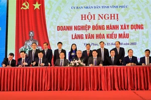 Các địa phương, doanh nghiệp ký kết biên bản hợp tác, tiêu thụ sản phẩm ở các Làng văn hóa kiểu mẫu.