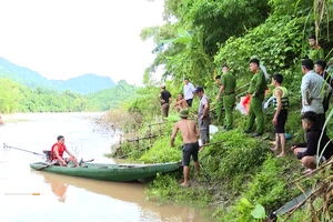 Lực lượng chức năng tìm kiếm nạn nhân bị lũ cuốn. Ảnh: Ngọc Thơ (Vị Xuyên)