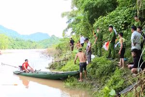 Lực lượng chức năng tìm kiếm nạn nhân bị lũ cuốn. Ảnh: Ngọc Thơ (Vị Xuyên)
