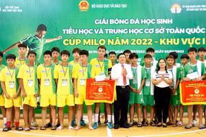 Giám đốc Sở GD&ĐT Phú Thọ trao giải Ba cho 2 đội bóng THCS Tuyên Quang và THCS Phú Thọ. Ảnh: Quốc Đại