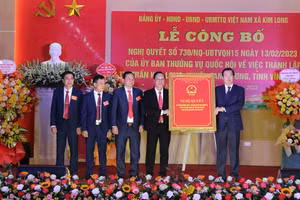 Chủ tịch Uỷ ban MTTQ tỉnh Vĩnh Phúc Nguyễn Tuấn Khanh trao Nghị quyết của Ủy ban Thường vụ Quốc hội cho cán bộ và nhân dân thị trấn Kim Long. Ảnh: Kim Ly