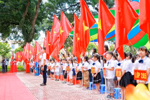 Học sinh trường Tiểu học Phạm Công Bình sinh hoạt dưới cờ.
