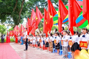 Học sinh trường Tiểu học Phạm Công Bình sinh hoạt dưới cờ.